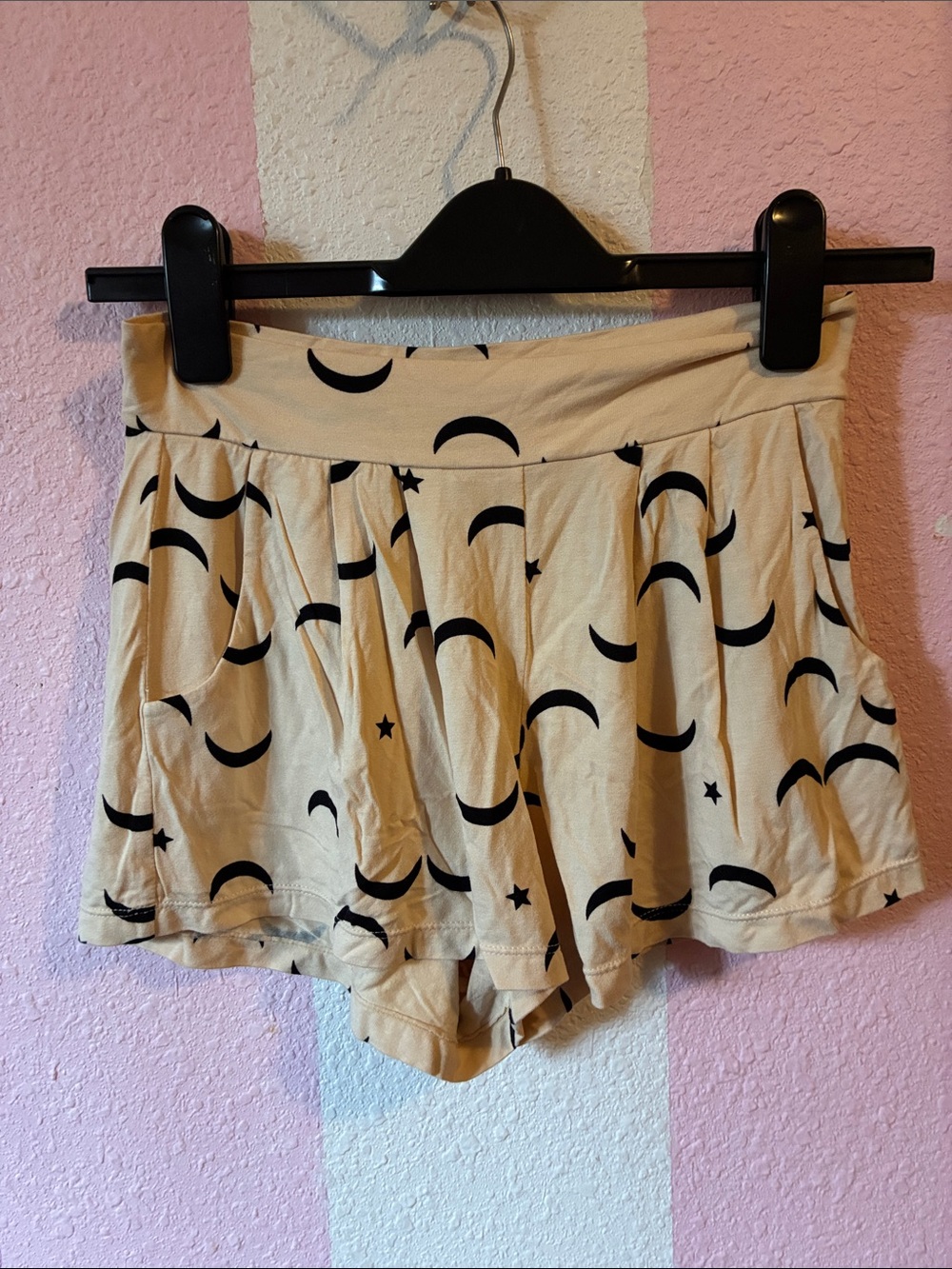 Ava Sky Beige Moon & Star shorts